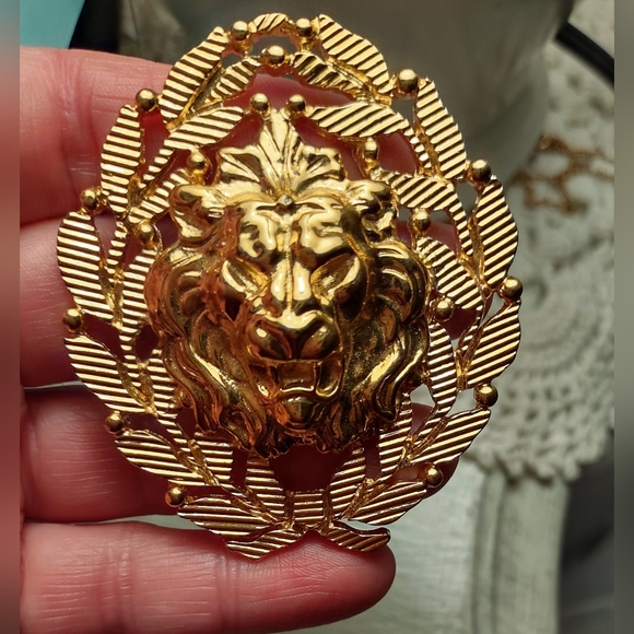 3D Gold Lion's Head Brooch - HTF - Picture 4 of 11